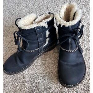 UGG Australia‎ Cove Black Leather Shearling Lined Lace Up Ankle Boots SZ 7
